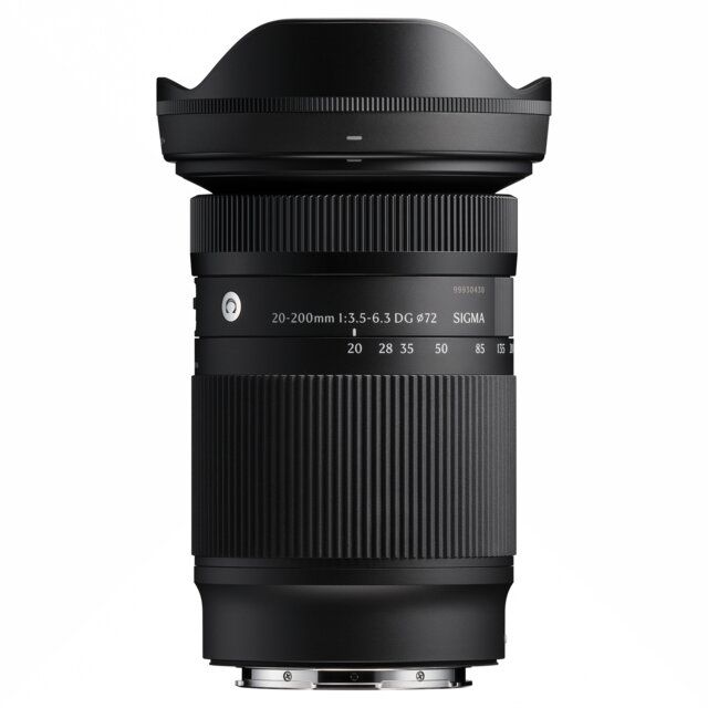 Objektiv schwarz SIGMA 20-200 Schwarzes Kameraobjektiv mit Weitwinkelaufsatz und verschiedenen Einstellringen.