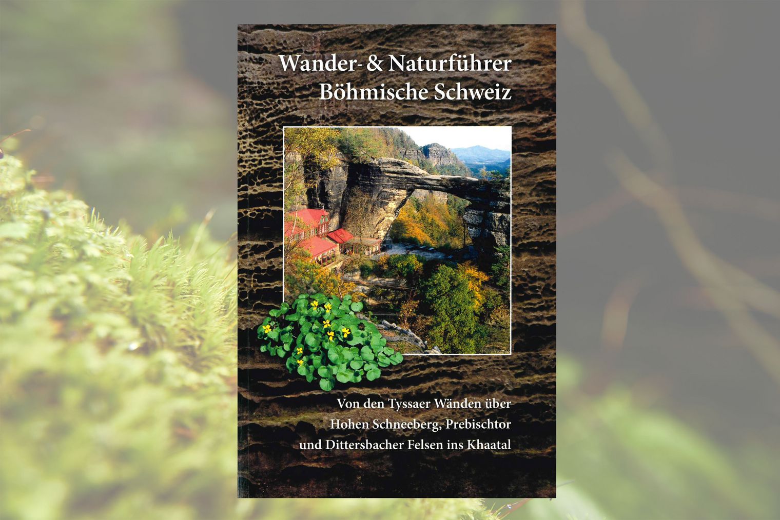 Titelseite Wander- und Naturführer Böhmische Schweiz Buchcover mit einem Foto des Felsentor Prebischtor umgeben von Felsen und Bäumen, umrahmt von einer Nahaufnahme eines Felsen.