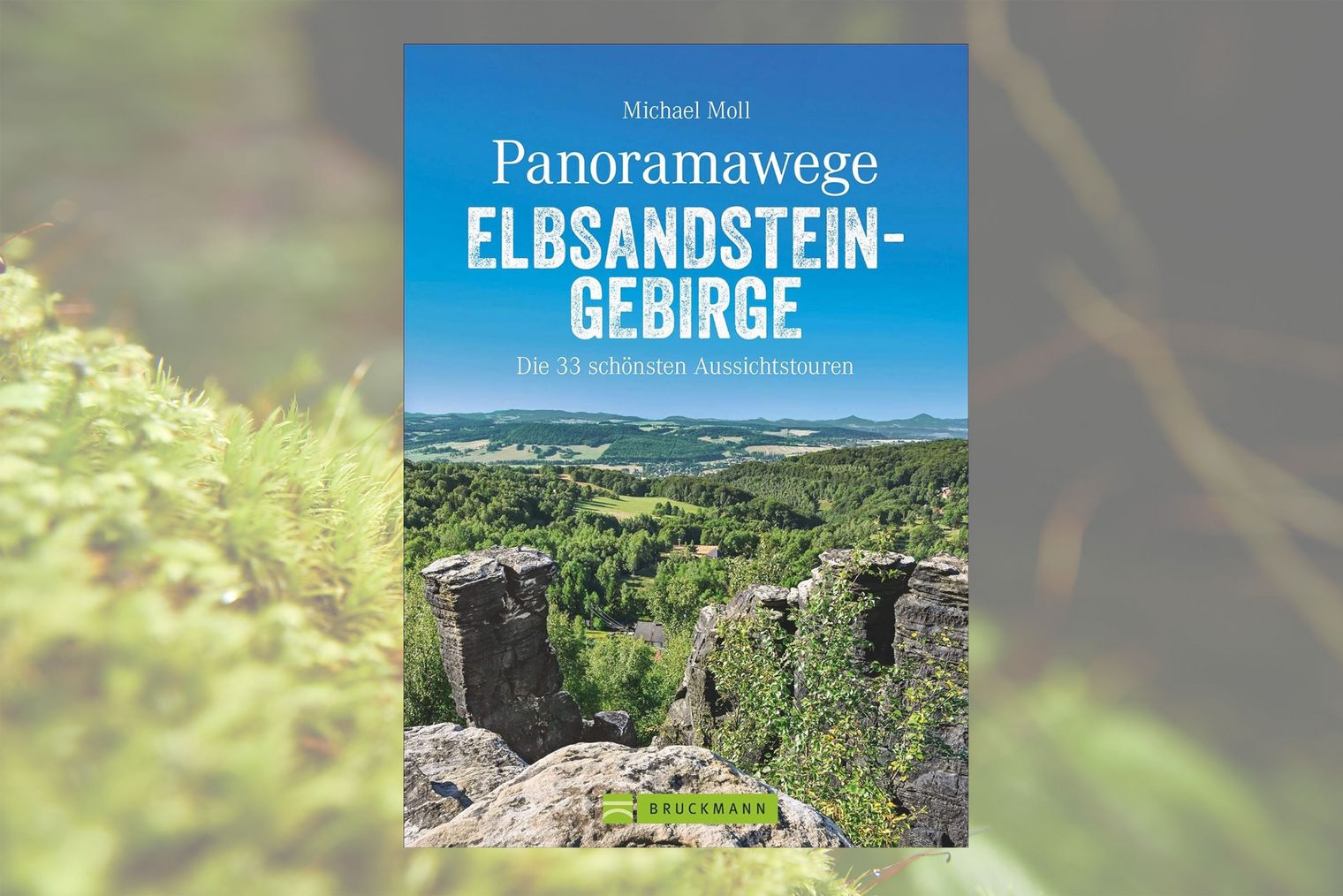 Titelseite Wanderbroschüre Panoramawege Elbsandsteingebirge Buchcover mit dem Titel "Elbsandsteingebirge" und einer Landschaftsaufnahme mit Felsen und Wäldern im Hintergrund.