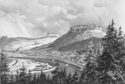 Schwarz-weiß Litographie mit der Festung Königstein, der Elbe und dem Pfaffenstein im Hintergrund.
