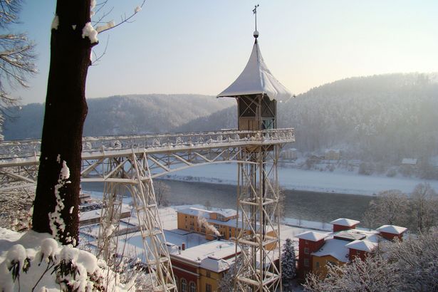 Personenaufzug bedeckt von Schnee, im Hintergrund Elbe und Waelder.