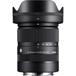 Schwarzes Kameraobjektiv mit Blende und Brennweitenangabe 18-50mm.