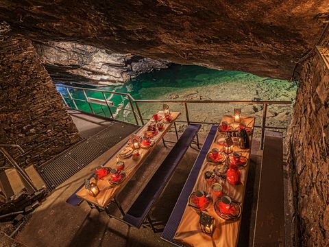 Gedeckte Tische im Besucherbergwerk.