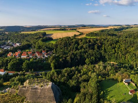 Luftaufnahme von Dohna: Häuser, grüne Felder, Wälder und Straßen im Sonnenlicht.