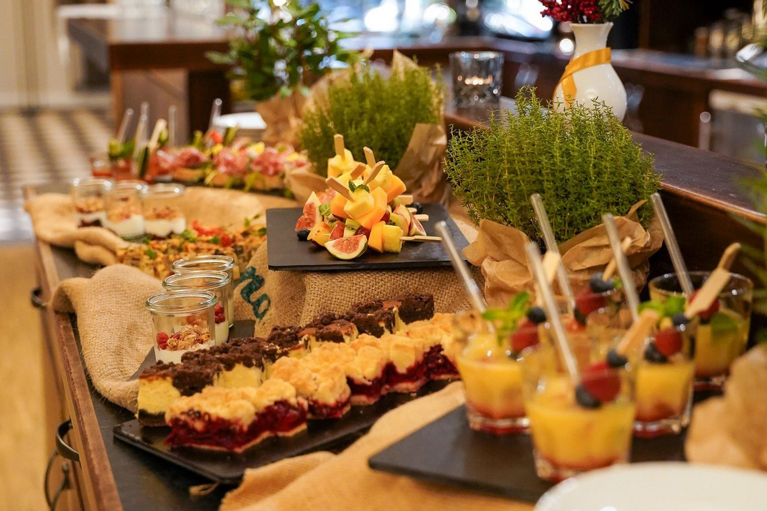 Buffet mit Häppchen Brunch