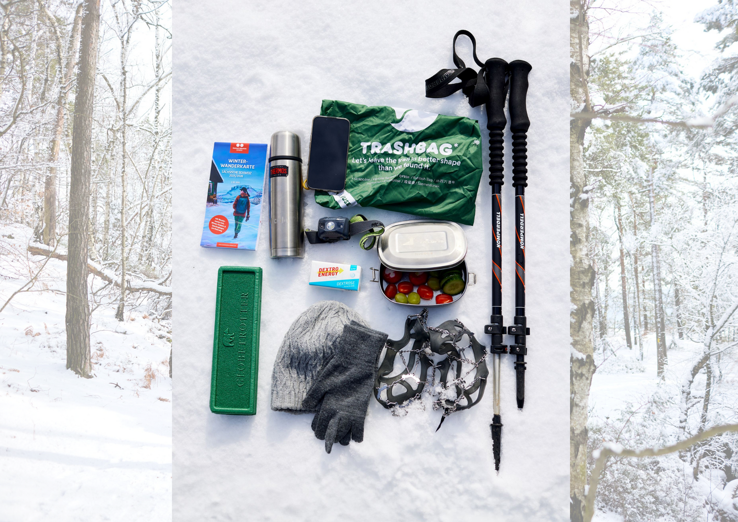 Wanderutensilien auf Schnee: Thermoskanne, Kleidung, Wanderstöcke, Handschuhe, Seil und Snacks.