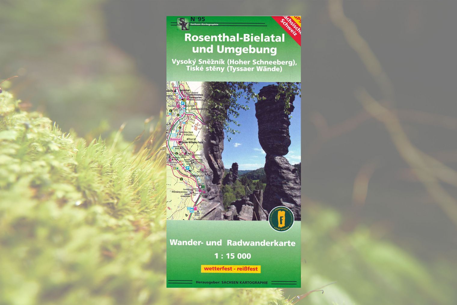 Titelseite Wanderkarte mit grüner Umrandung und Foto von Felssäulen, daneben ein Karte mit eingezeichneten Bergen und Fluss.