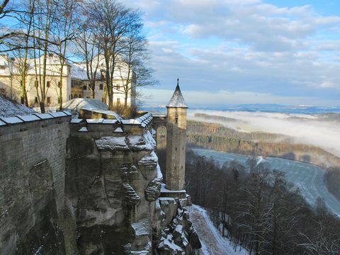 Winterliche Luftaufnahme der Festung Königstein mit Schnee.