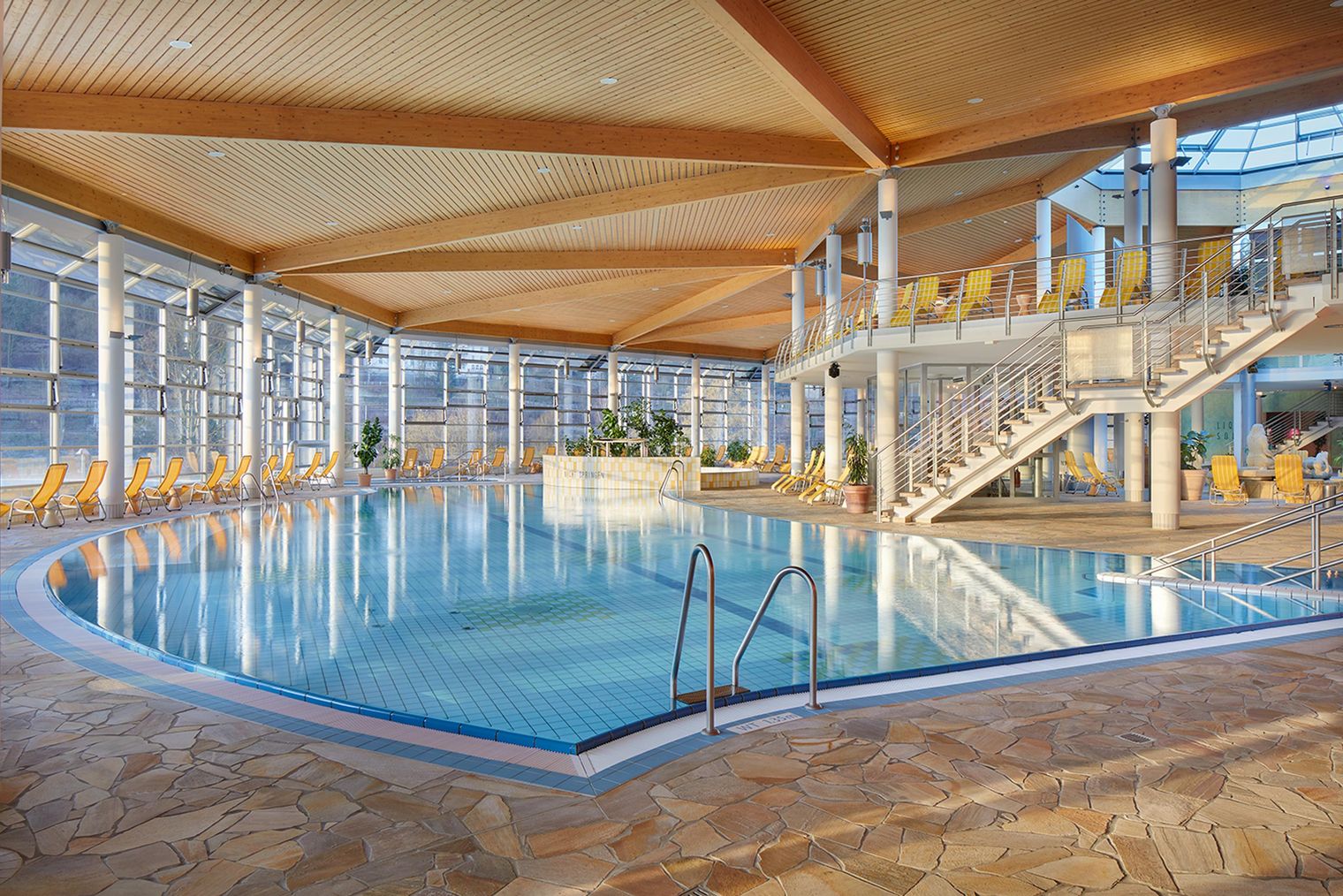Innenbereich Toskana Therme Bad Schandau mit großem Becken