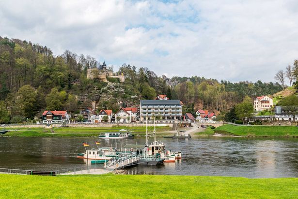 Kurort Rathen Fähre überquert Elbe, im Hintergrund blauer Himmel.