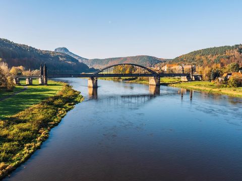 Elbe fließt entlang Bad Schandau, im Mittelpunkt die Brücke, bei klarem blauen Himmel