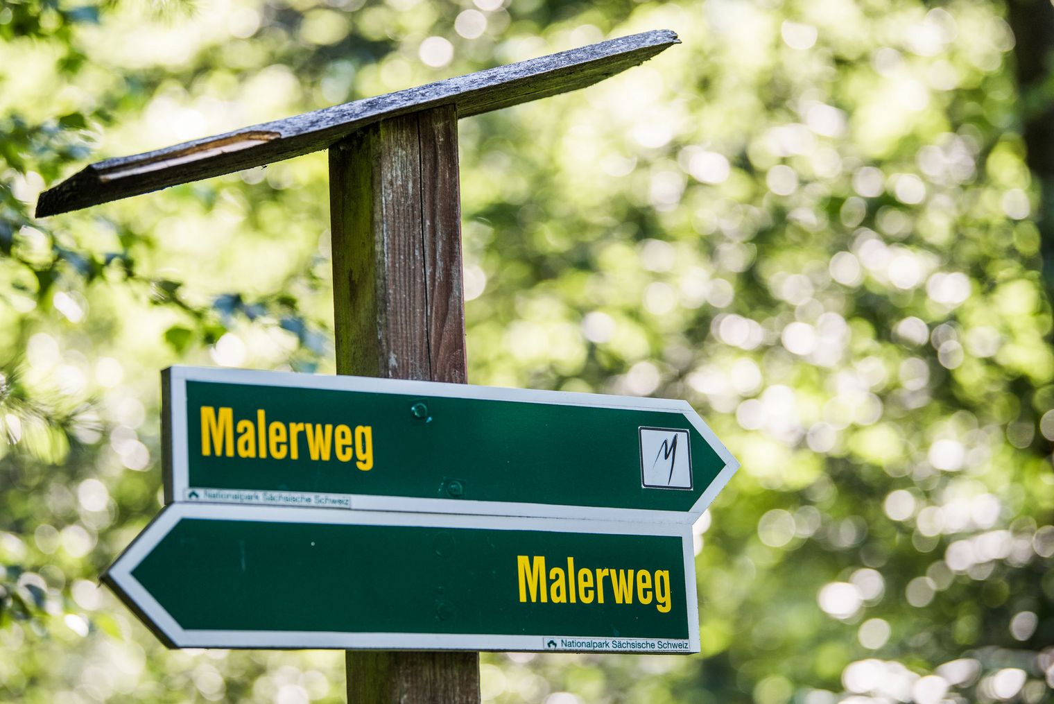 Ein Wegweiser am Malerweg.