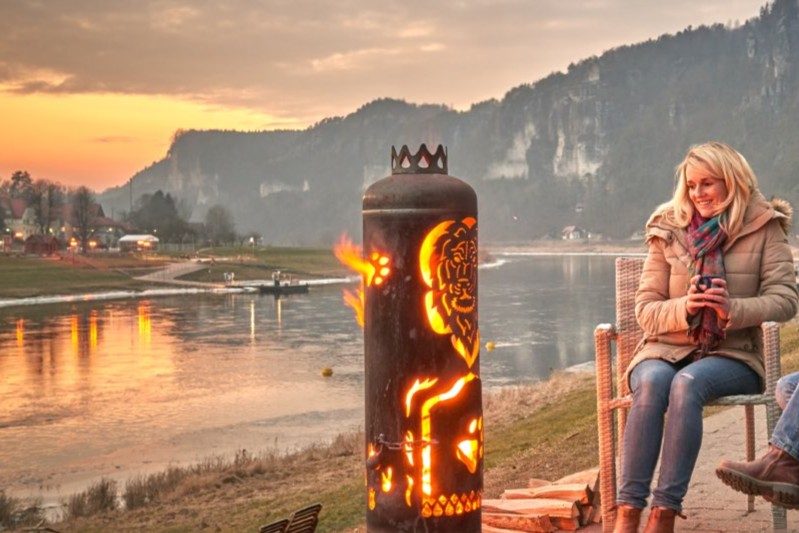 Sonnenuntergang Feuerschale Kurort Rathen Elbe Frau neben Feuerschale