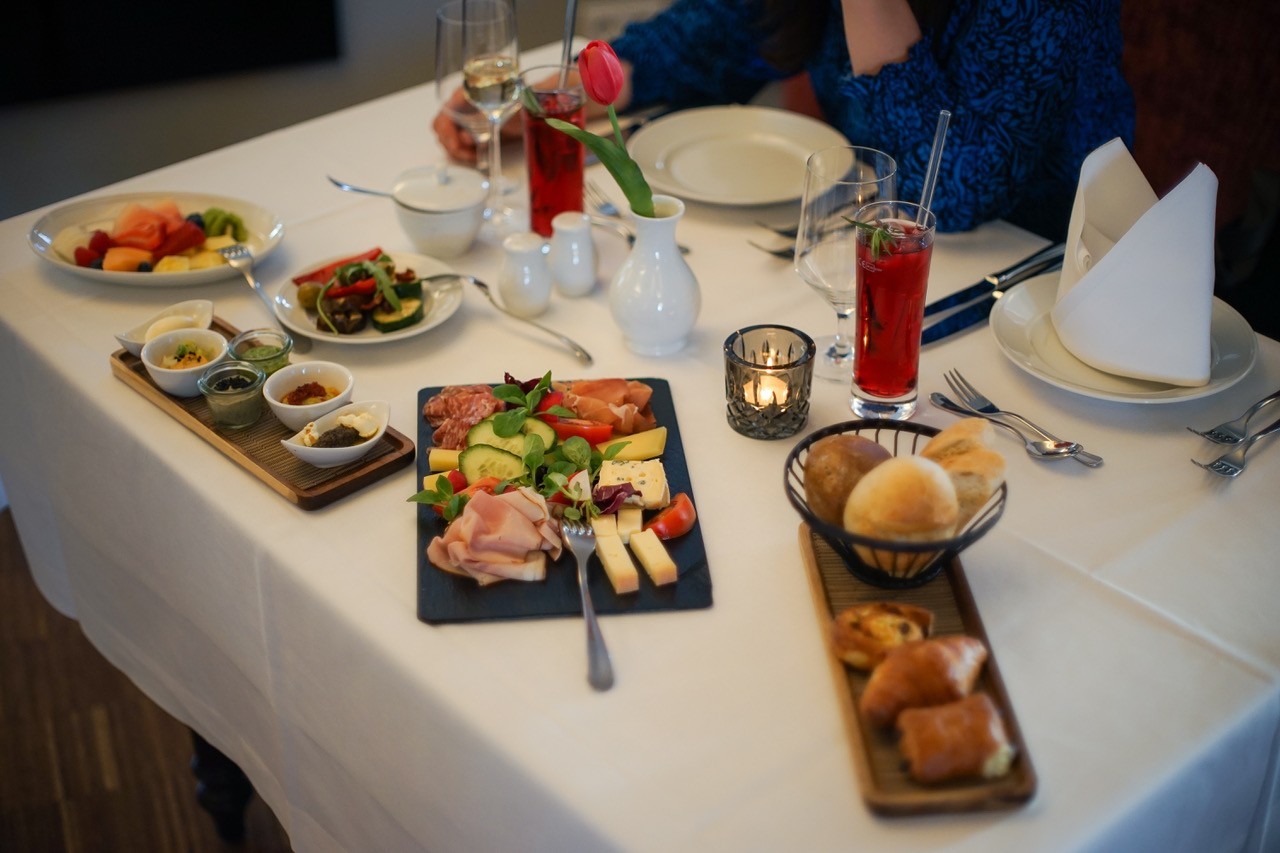 Speisen Brunch Tisch vollgedeckt mit Getränken